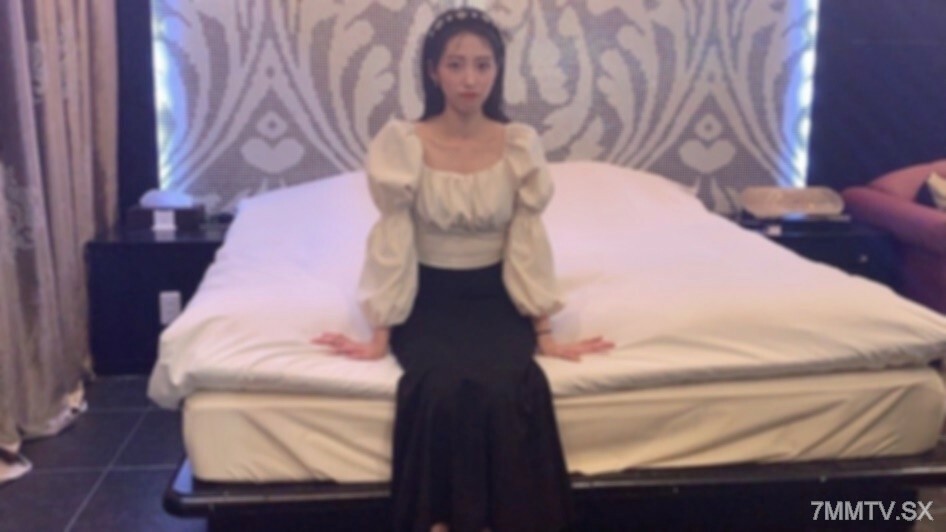 一个容貌端庄的美女，一直不满自己的年龄。统一之时，有射精和特殊口交，这里有高潮。