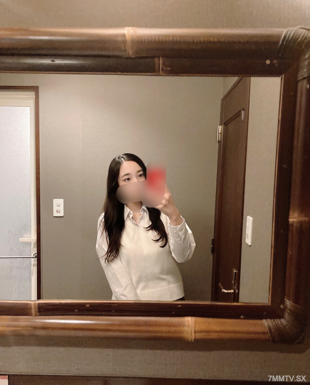 ** 学校护士！我被无法无天的生活所束缚，我无法无天地忍受著……人生第一次面射、第一次阴道射精！ 