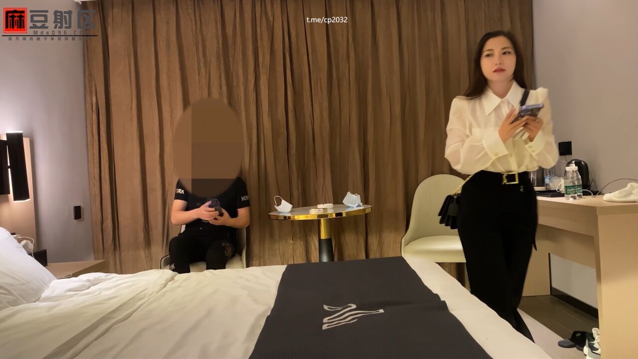 3000元约炮气质女神 抓着软绵绵大奶女上体位叫声极骚